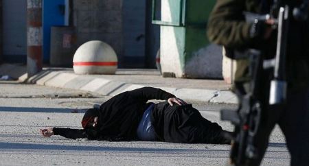 إصابة فلسطينية على حاجز قلنديا شمال القدس بزعم محاولة الطعن
